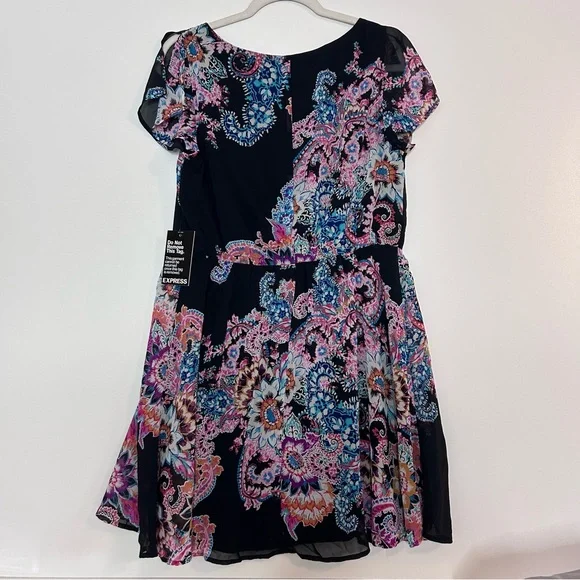 NWT Express Floral Short Sleeve Dress - Size M - Picture 2 of 7